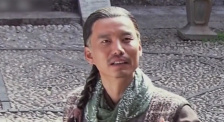 在他出场后，视角由客观转为他个人的主观视角，到了他在KTV唱歌，镜头又转为客观视角。